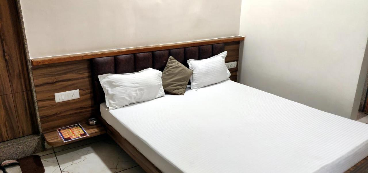 Hotel Milan Ahmedabad Ngoại thất bức ảnh