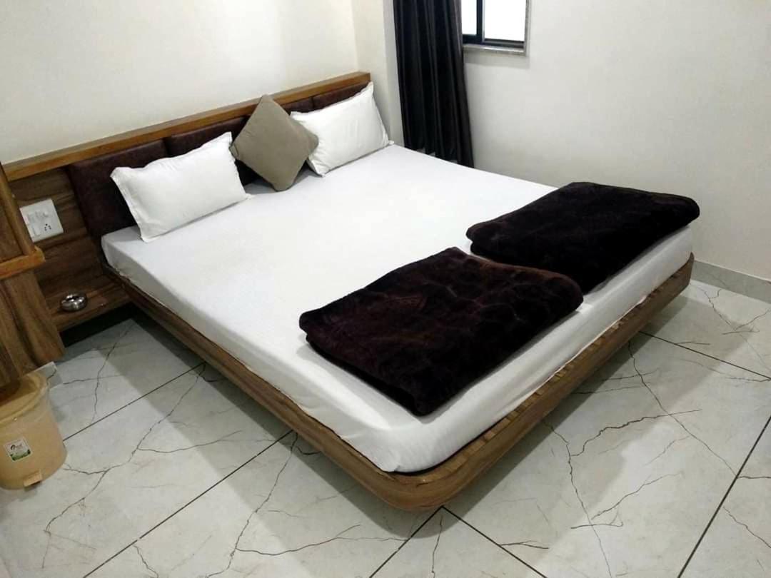Hotel Milan Ahmedabad Ngoại thất bức ảnh