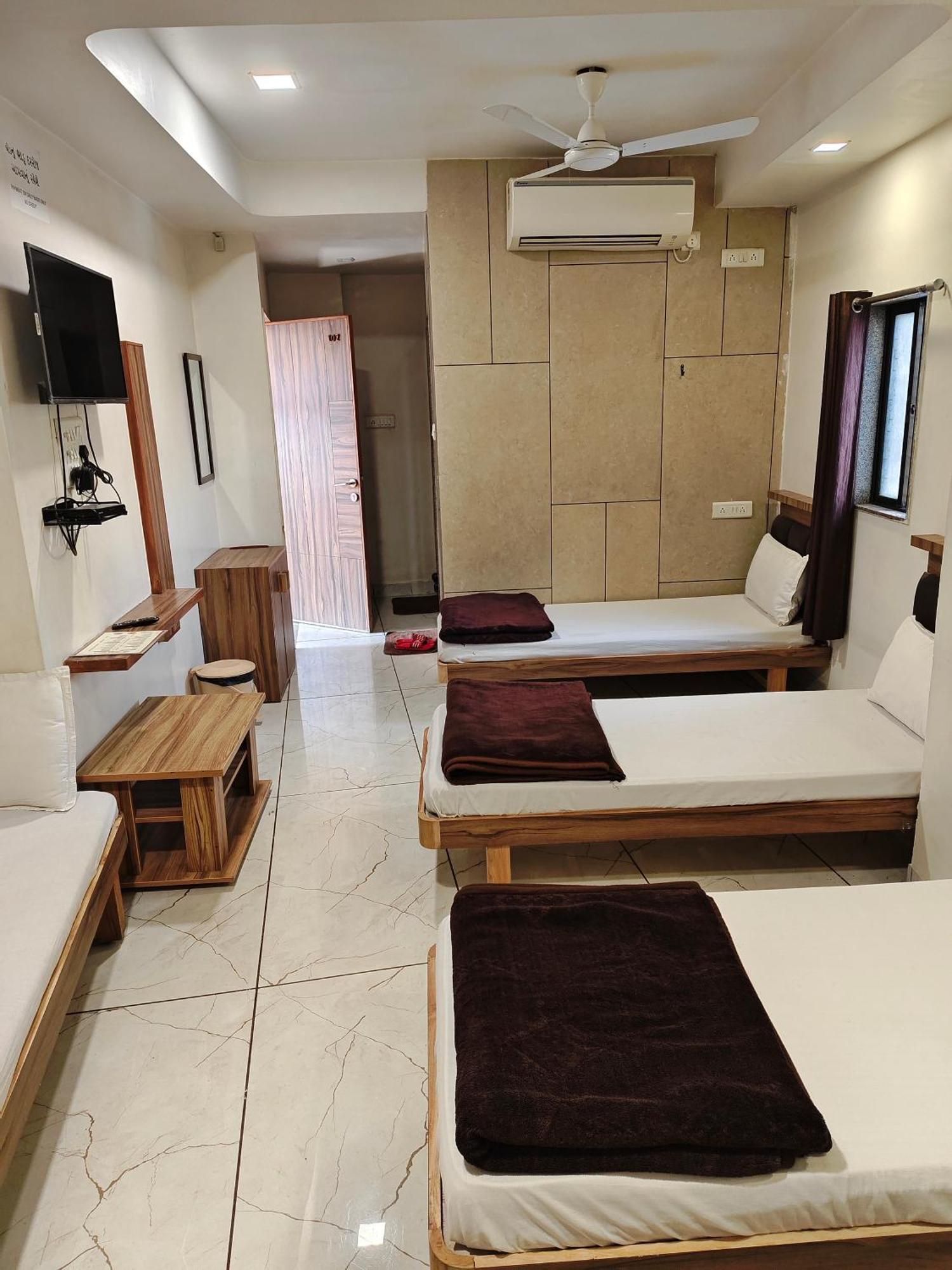 Hotel Milan Ahmedabad Ngoại thất bức ảnh